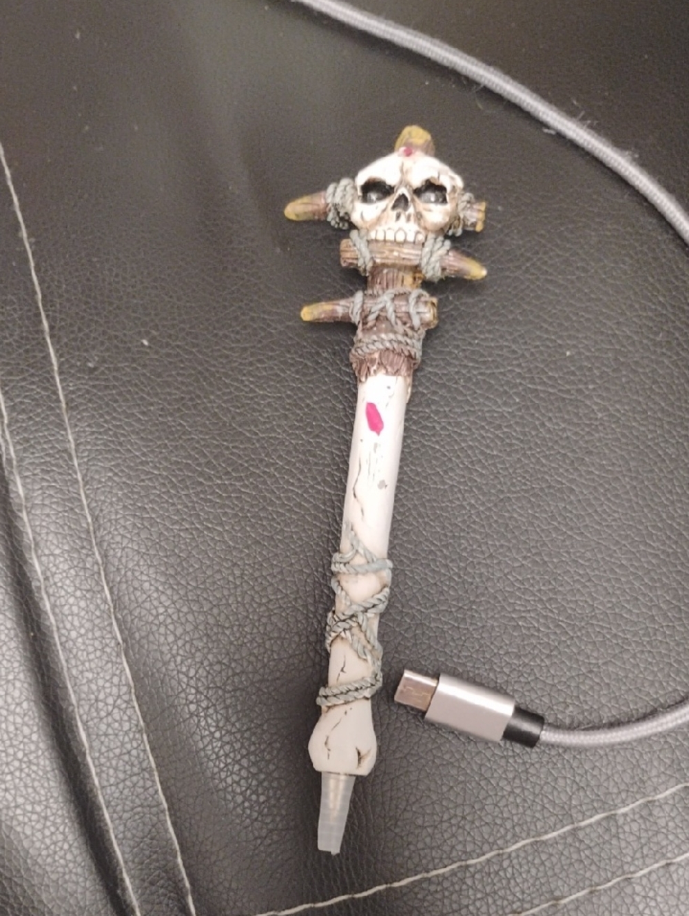 GOTHIC SKULL WEAPON WRITING PEN MINT CONDITION